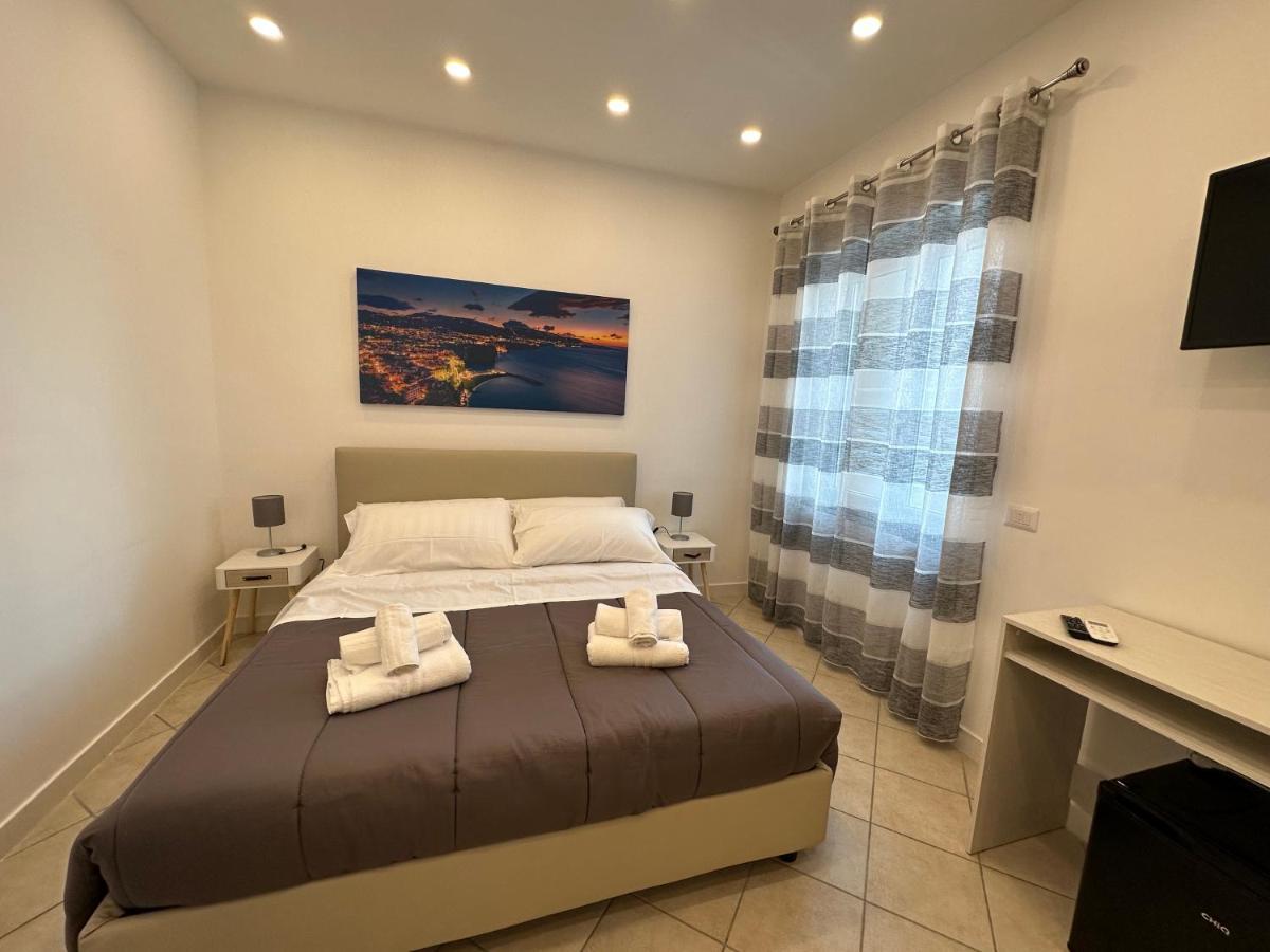 B&B Off Rooms And Relax Napoli Esterno foto